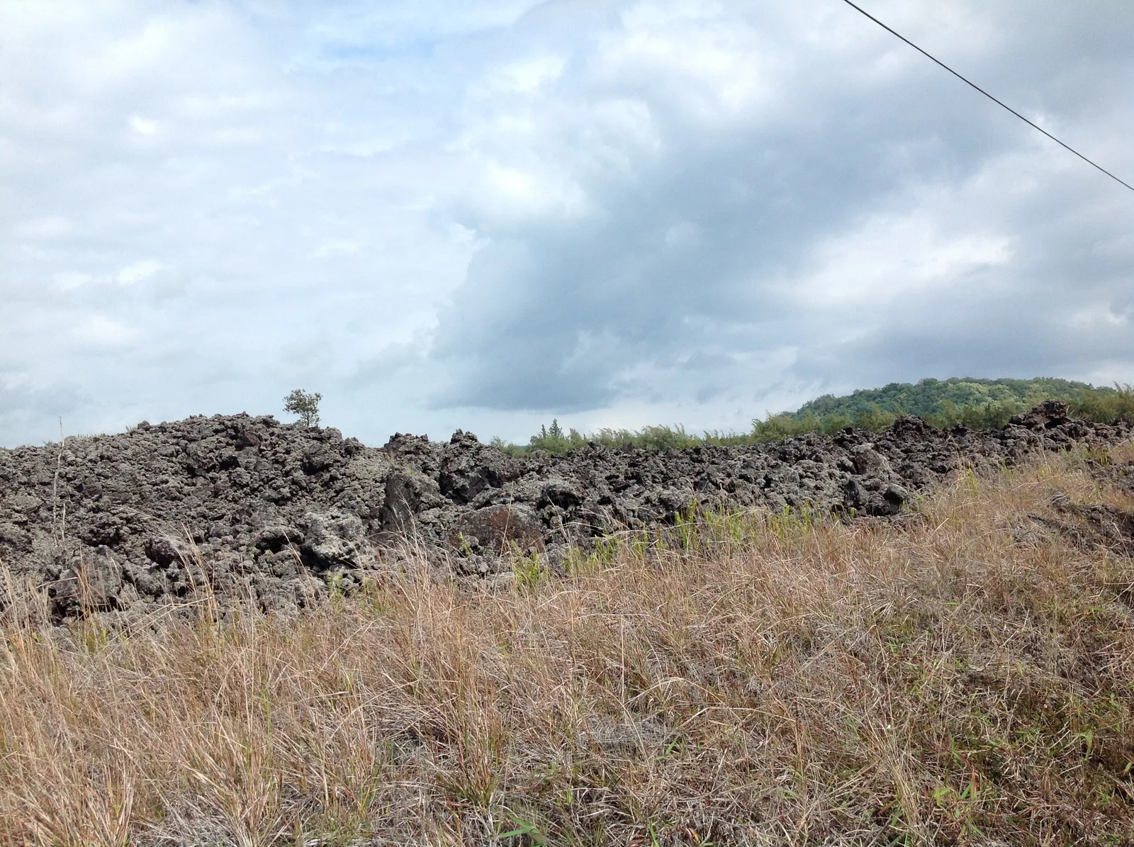 Lava landscape and coastal grass along the Red Road